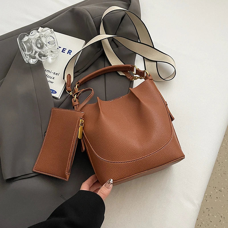 תיק דלי עם רצועה לבנה - GUTTE